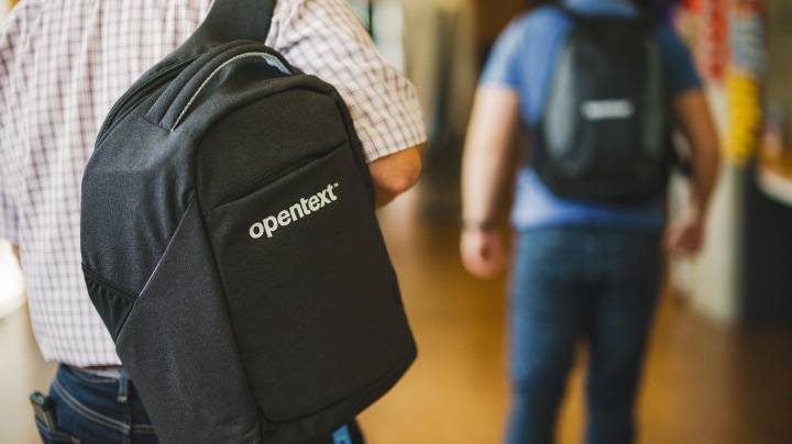 Person, die einen OpenText-Rucksack trägt