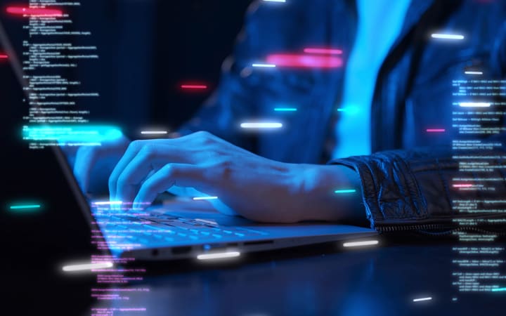 Eine Person in einem High-Tech-Umfeld