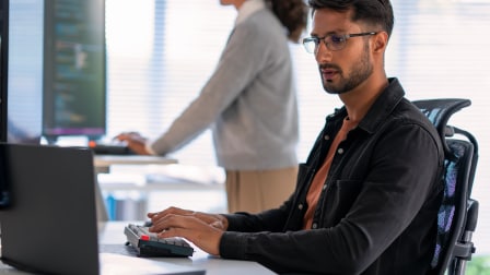 Person, die an einem Computer arbeitet