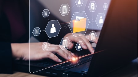 Tippende Hand auf Laptop