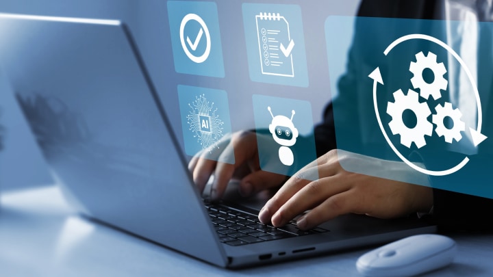 Tippende Hand auf Laptop