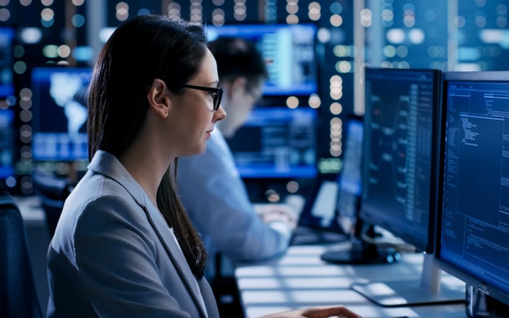 Techniker, der in einer Kommandozentrale arbeitet