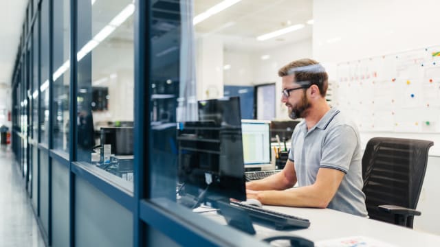 Person, die an ihrer Workstation arbeitet