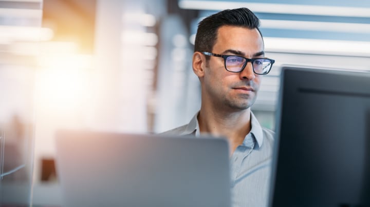 Person, die auf einen Computer schaut