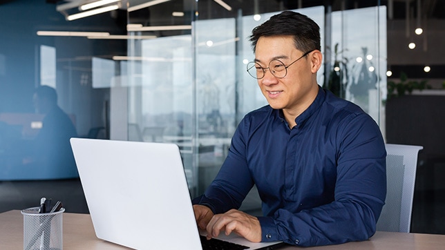  Eine Person, die an einem Laptop arbeitet 