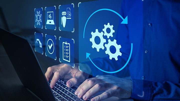 Eine Person, die auf einem Laptop tippt, wobei verschiedene Symbole auf dem Bildschirm angezeigt werden, die auf eine aktive digitale Beteiligung hinweisen