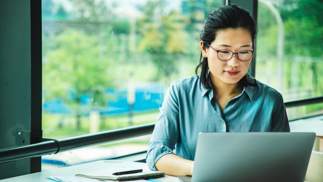Skizze einer Person, die an einem Laptop arbeitet