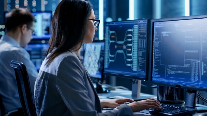 Eine Person, die am Computer arbeitet