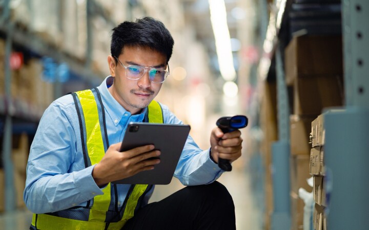 Eine Person, die im Lager arbeitet