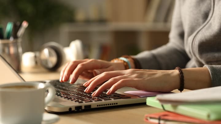 auf einer Laptop-Tastatur tippende Hände