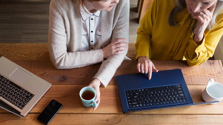 zwei Personen, die gemeinsam an einem Laptop arbeiten