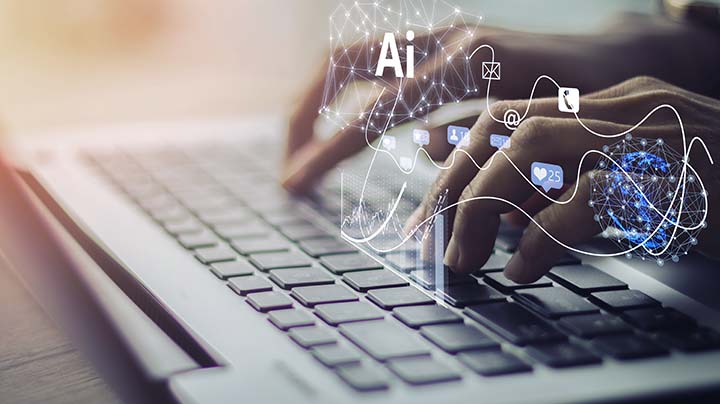 Nahaufnahme der Hände beim Tippen auf einer Tastatur