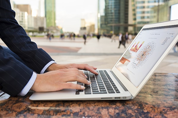 Business Intelligence: Verlassen Sie sich auf eine hoch skalierbare und leistungsstarke Umgebung, die mehr Daten an mehr Benutzer mit weniger Software und Hardware liefern kann.